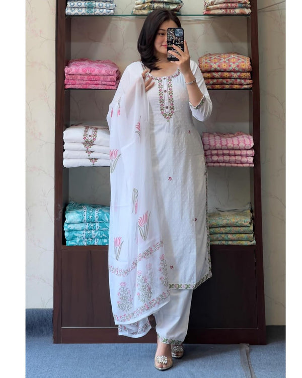 Aayna's Premium Kurti Set.